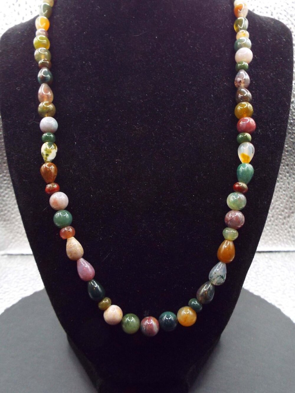 COLORFUL AGATE AND JASPER STONE PEBBLES AND BEADS 20" LONG NECKLACE 77